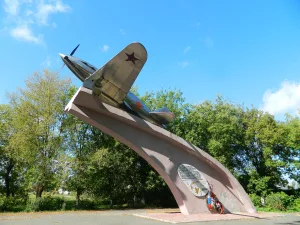 Памятный знак «Самолет МиГ 3», установленный в честь воинов 49-й армии, защищавших Москву от фашистских захватчиков в 1941 г. (Дракино)